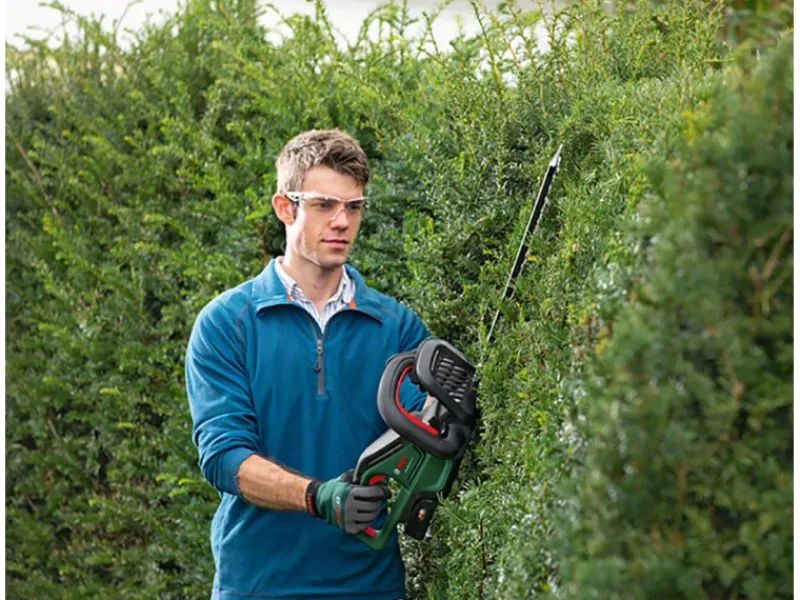 Akku-Heckenschere Universal Hedge Cut 18-55*Bosch Hot