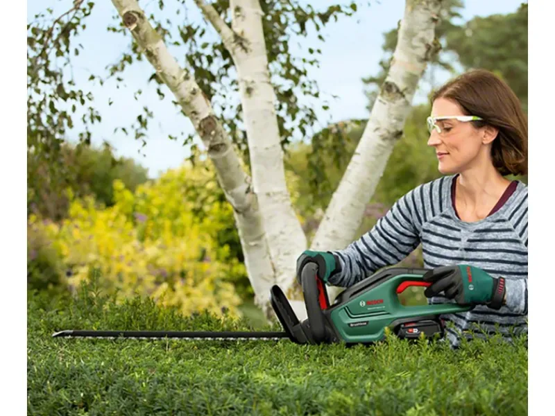 Akku-Heckenschere Universal Hedge Cut 18-55*Bosch Hot