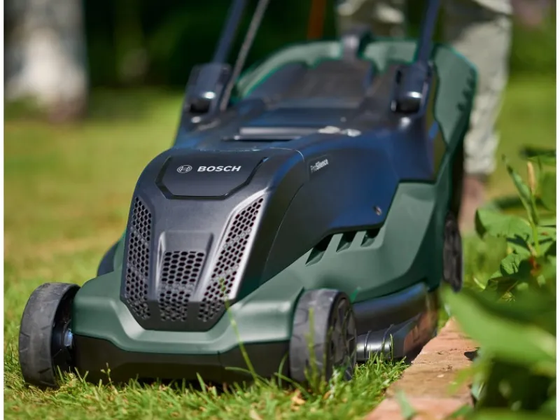 Bosch Rasenmäher|Elektro-Rasenmäher AdvancedRotak 690 mit 50 l Fangbox und Mulchkit 1.800 W