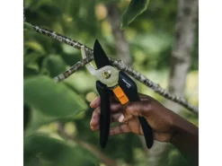 Bypass-Gartenschere Solid P121*Fiskars Best