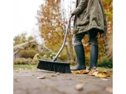 Fiskars Besen|Ergonomic Besen mit gekrümmtem Stiel