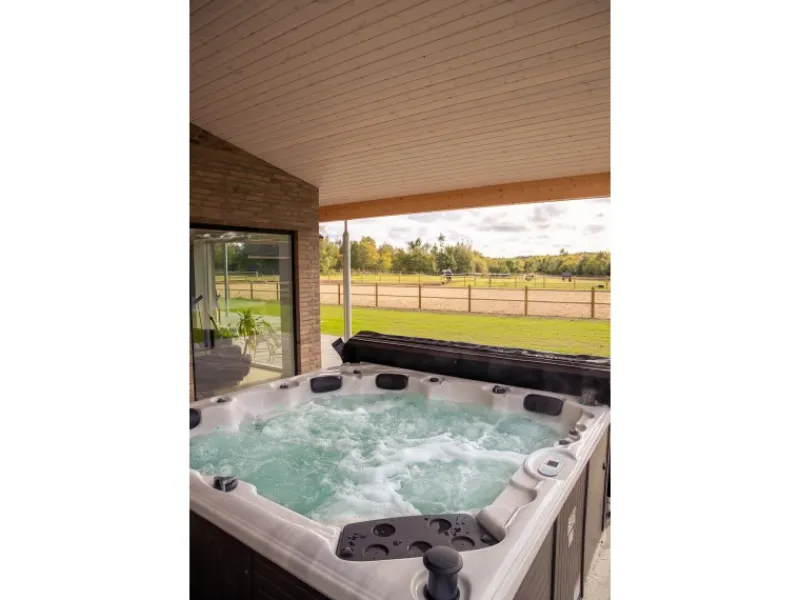 Nordlys Outdoor Whirlpools|Ganzjahres-Whirlpool Ruby / 2 Liegen / 4 Sitzflächen