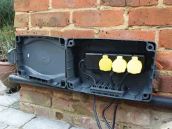 Wetterschutzbox incl. 3-fach Steckdosenleiste 8 m* Sale